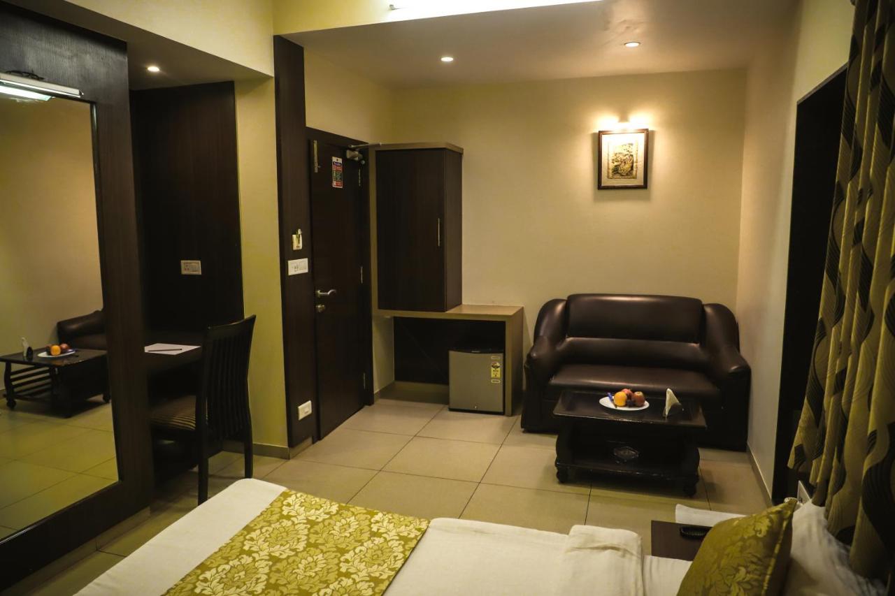 Hotel Kirti Jāmnagar Dış mekan fotoğraf